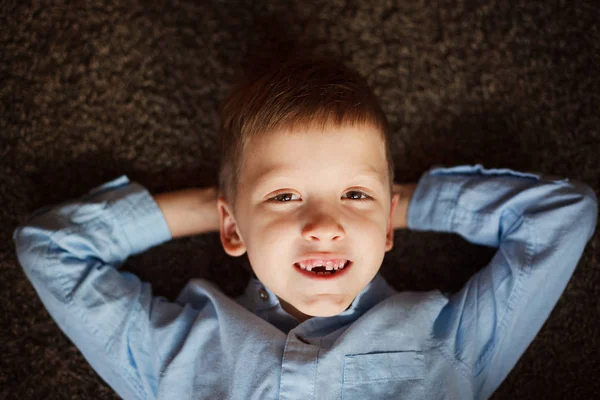 Portré kisfiú őszén hiányzik az első tej fogat. — Stock Fotó