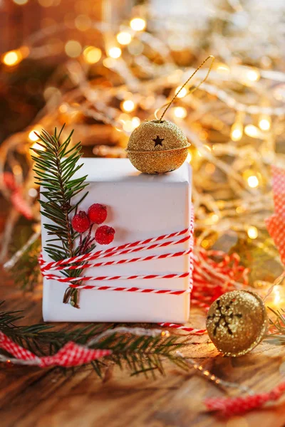 Pudełko świąteczne dekoracje i złoto jingle bells z gałąź jodła blasku. Kartki świątecznej — Zdjęcie stockowe