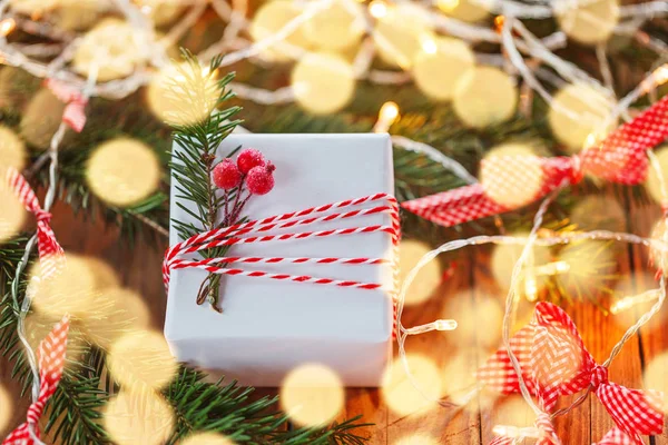 Подарункова коробка різдвяної прикраси та золоті дзвони з гілковим ялиновим коктейлем. святкова листівка . — стокове фото