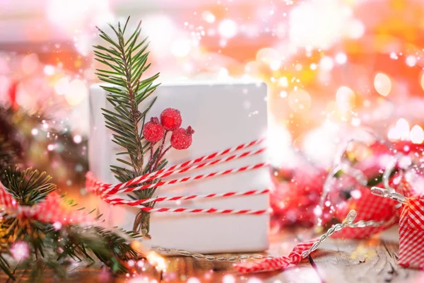 Рождественские украшения подарочная коробка и золотые колокольчики с веткой пихты boke. Поздравительная открытка . — стоковое фото