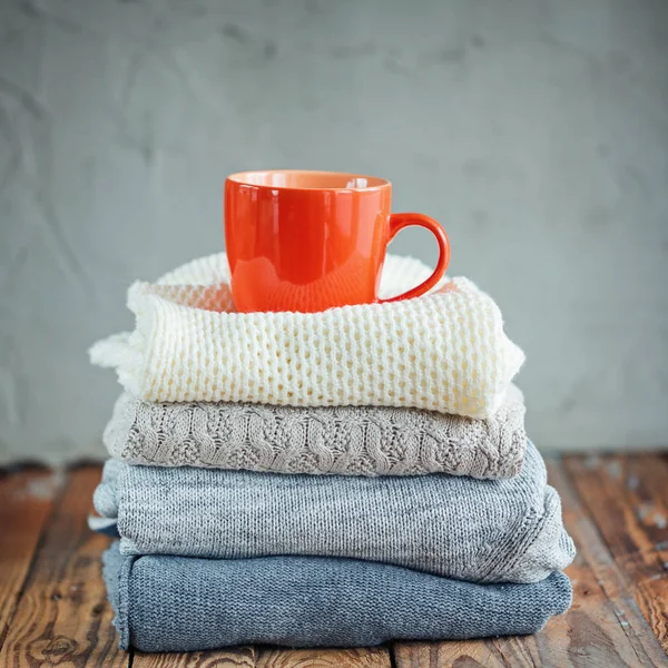 Kazak Closeup, örme kış giysileri ahşap zemin üzerine yığını. Tonlu görüntü.