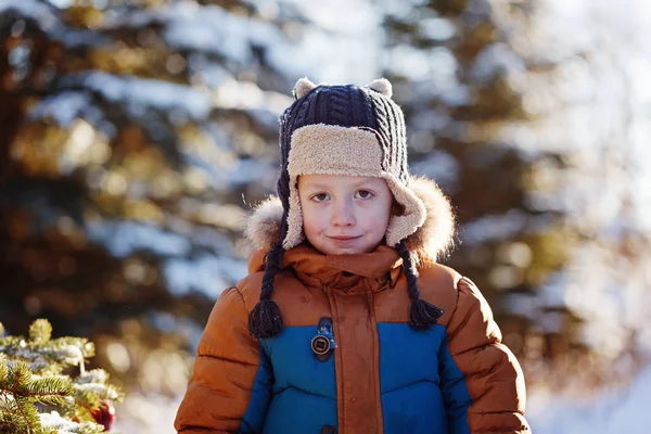 Portret chłopca, spacery w przyrodzie zimą. Gra z śniegu. Koncepcja szczęśliwe dzieciństwo — Zdjęcie stockowe