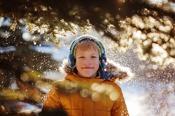Портрет мальчика, гуляющего в зимней природе. Играет со снегом. Идея счастливого детства — стоковое фото