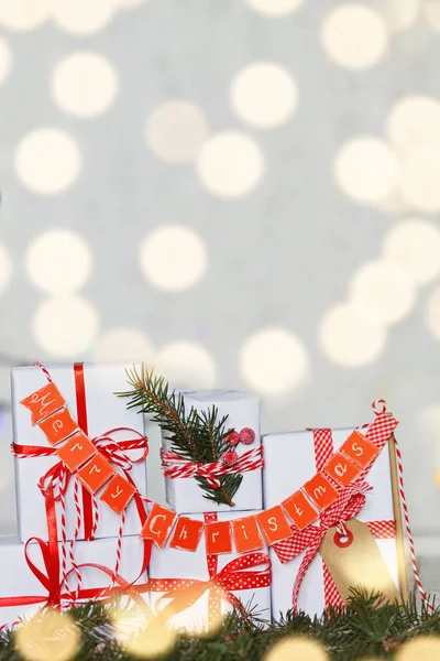 Csoport karácsonyi fehér ajándék dobozok, piros szalagok, és garland Merry . — Stock Fotó