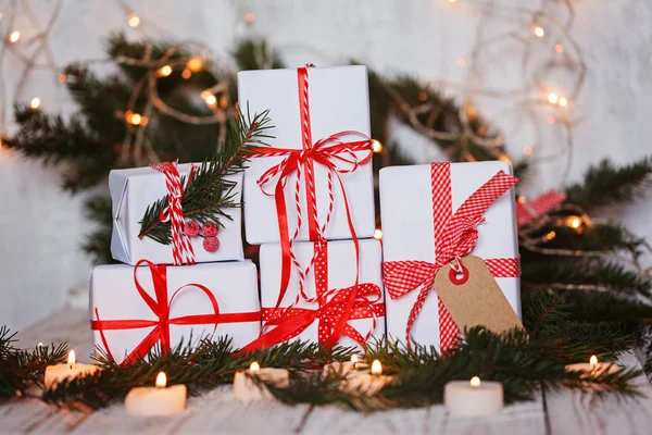 Karácsonyi fehér ajándék dobozok, vörös szalagok másol hely a csoport. — Stock Fotó