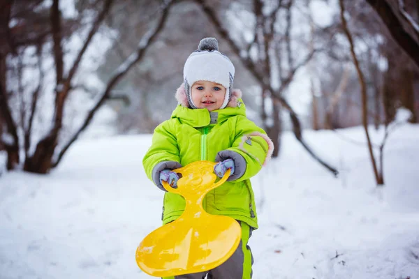 Porträt Junge mit Rutschen im Schnee, Winter, Glückskonzept. — Stockfoto