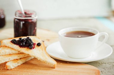 Tablo taze ekmek ve çilek reçelli Kahvaltı.