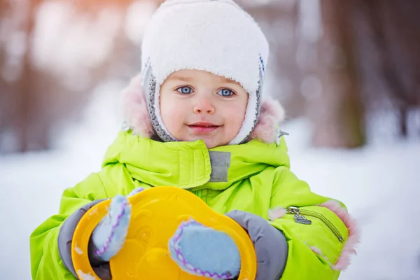 Retrato menino com deslizamento na neve, inverno, conceito de felicidade . — Fotografia de Stock