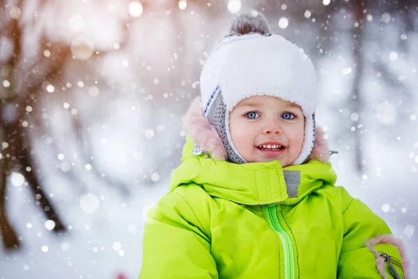 Retrato bonito menino sob a neve, inverno, felicidade conceito . — Fotografia de Stock