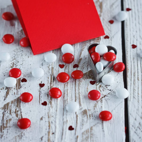 小さな心と赤白お菓子でバレンタイン カード — ストック写真