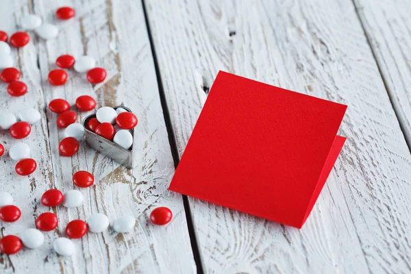 Sevgililer günü kartı küçük Kalpler ve kırmızı beyaz şeker