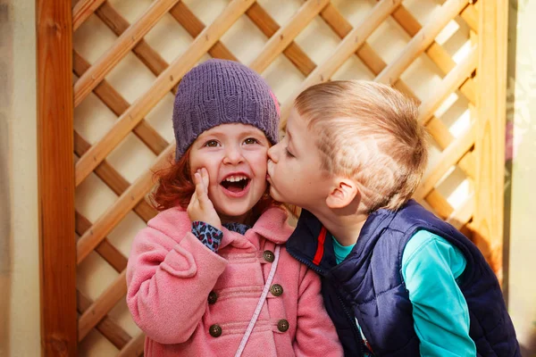 Mały chłopiec ucałował po raz pierwszy urocza dziewczynka. Miłość i romantyczna koncepcja — Zdjęcie stockowe