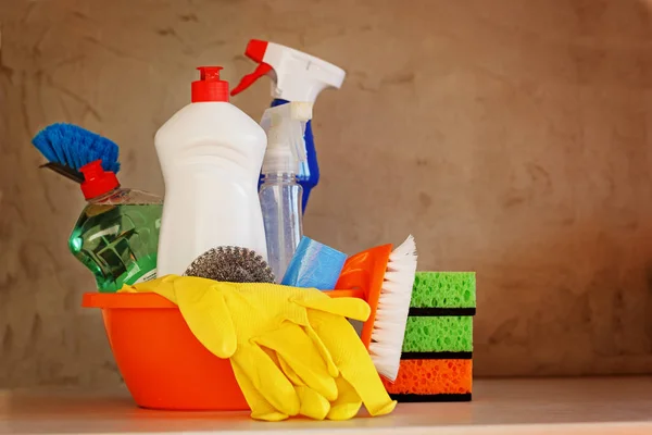 Juego de limpieza con productos y suministros en la mesa de la cocina — Foto de Stock