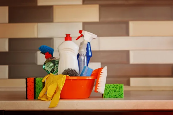 Juego de limpieza con productos y suministros en la mesa de la cocina — Foto de Stock
