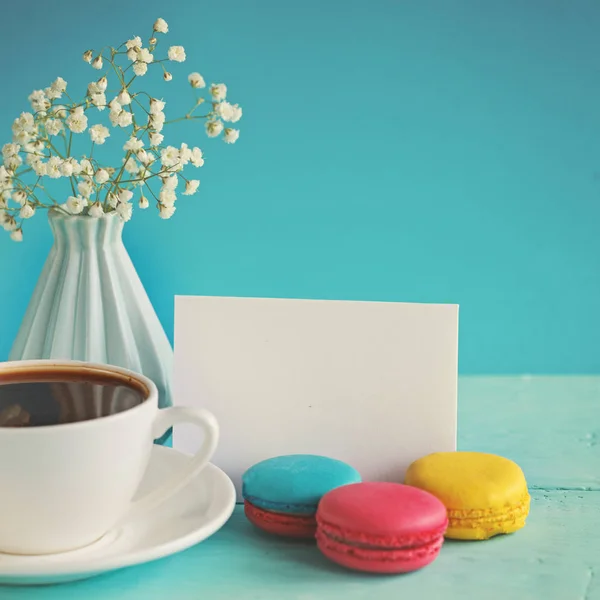 Leere Papierkarte mit Tasse Tee und Vase in Blume und Makronen für den Frauentag — Stockfoto