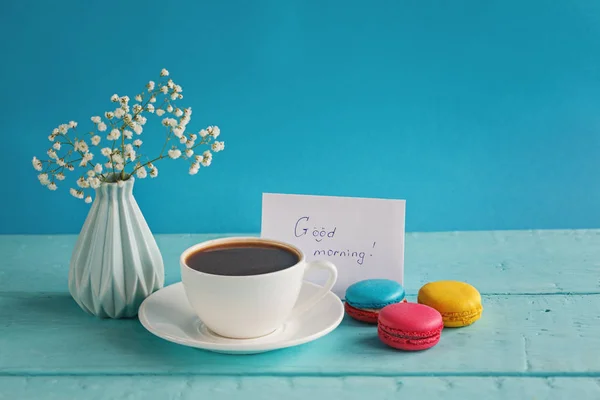 Leere Papierkarte mit Tasse Tee und Vase in Blume und Makronen für den Frauentag — Stockfoto