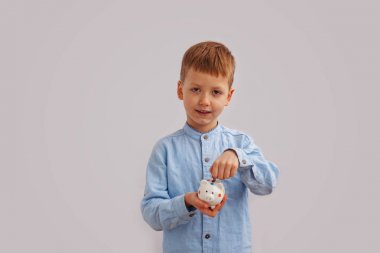 Çocuğun el beyaz servet para sikke koymak.