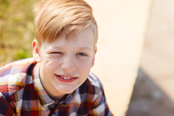 Portret ładny uśmiechnięty chłopiec na słoneczny dzień. — Zdjęcie stockowe