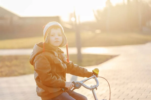 Portrait Boy montando sua bicicleta em um dia ensolarado — Fotografia de Stock