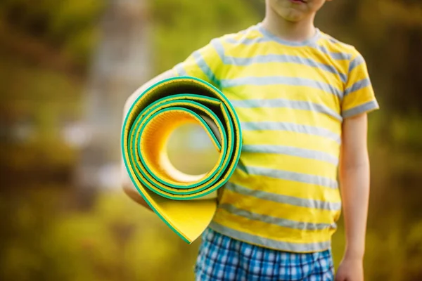 Roztomilý chlapec sportovat na pozadí přírody. Sportovní malého chlapce dělat cvičení v letním parku. — Stock fotografie