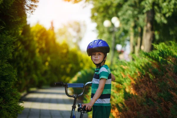 Portret chłopca dziecko na rowerze o asfalt w parku. — Zdjęcie stockowe