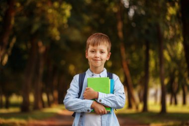 Küçük çocuk okula geri dönmek. Alt sırt çantası ve kitaplar.