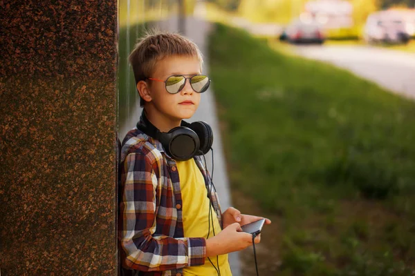 Guapo adolescente escuchando música y usando el teléfono —  Fotos de Stock