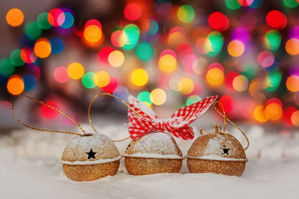 Kerstkaart met gouden Jingle Bells groet op kleurrijke Bokeh achtergrond. — Stockfoto