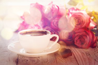 Fincan kahve ve buket pembe Gül tablo üzerinde