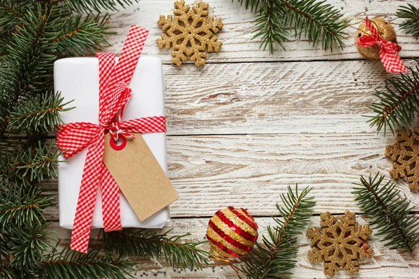 ホリデー ギフト ボックス。クリスマスの白い木製の背景でタグ. — ストック写真