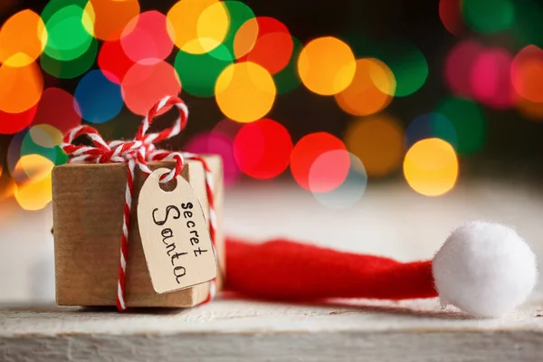 クリスマス プレゼントや秘密のサンタとサンタ帽子のボックス。グリーティング カード. — ストック写真