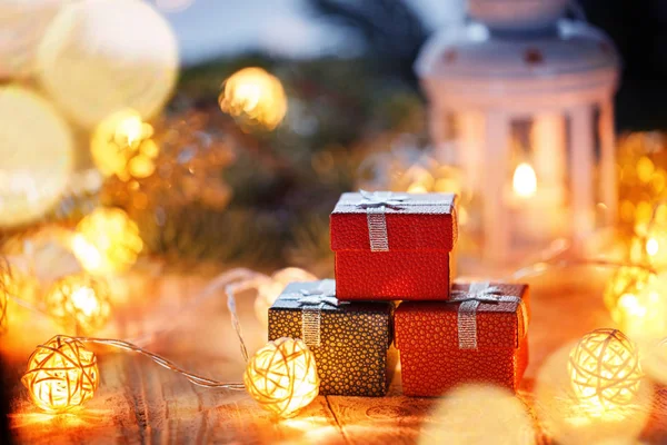 集团圣诞礼品盒和灯。新年礼物. — 图库照片