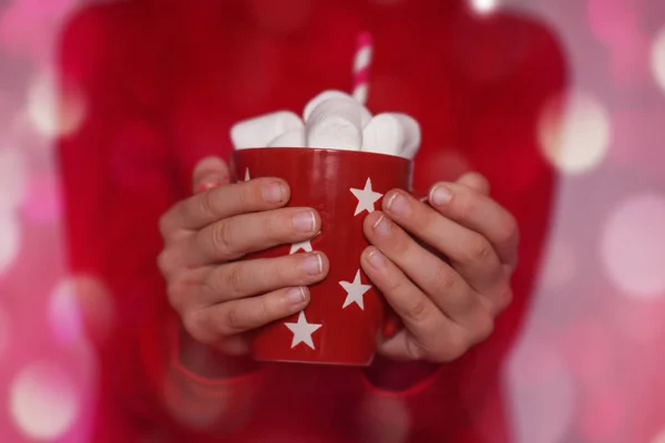 아이 손 들고 빨간색 컵 뜨거운 코코아와 마 시 멜로 초콜릿의. 크리스마스 컨셉 — 스톡 사진