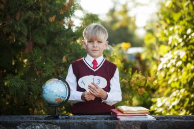 Sevimli öğrenci kitap ve açık havada üzerinde dünya ile. Çocuklar için eğitim. Geri okul kavramı.