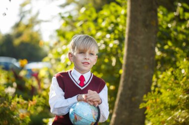 Sevimli öğrenci kitap ve açık havada üzerinde dünya ile. Çocuklar için eğitim. Geri okul kavramı.