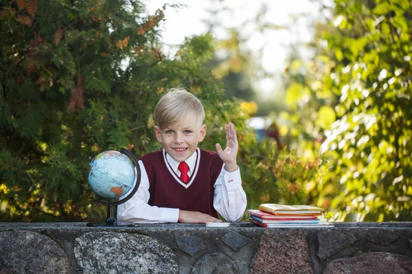 Adorable colegial con libros y globo al aire libre. Educación para niños. Regreso al concepto escolar . —  Fotos de Stock