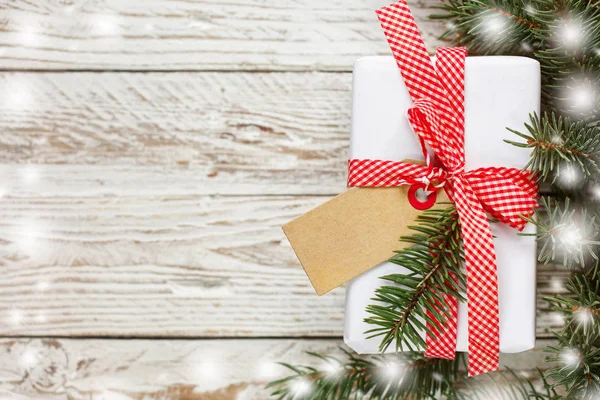 ホリデー ギフト ボックス。クリスマスのタグで白い木製のバク — ストック写真