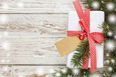 Tatil hediye kutusu. Noel hediyesi Beyaz ahşap bac etiketi ile