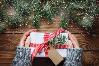 Noel holding kadının eller kırmızı ile beyaz kağıt sunmak 