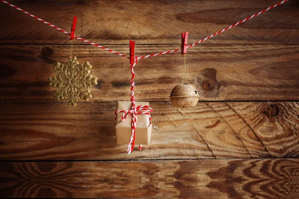Рождественские украшения, висящие на деревянном фоне . — стоковое фото