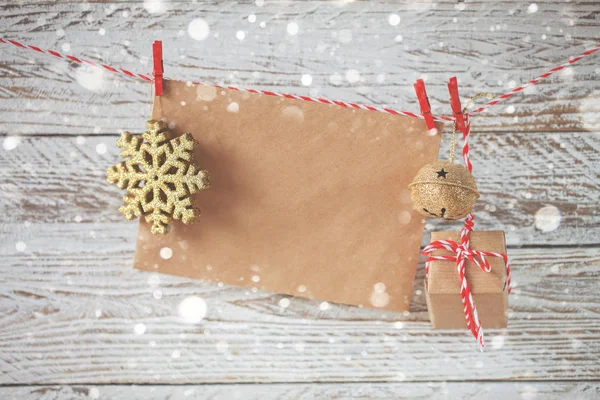 Julpynt som hänger på sladden på vit trä bakgrund. — Stockfoto
