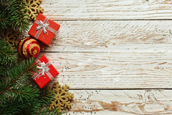 木製の白い背景のクリスマス ギフト ボックス。クリスマスと新年あけましておめでとうございますの組成物。トップ ビュー. — ストック写真