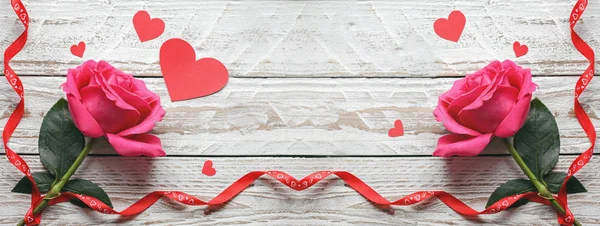 Steeg met harten rood papier en lint op witte houten achtergrond. Liefde symbool concept. — Stockfoto