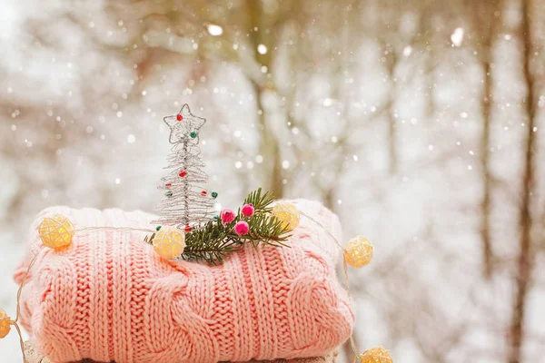 Dekoracje choinkowe na różowy swetry na tle natura zima — Zdjęcie stockowe
