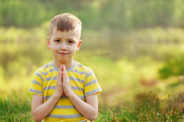 Küçük sevimli çocuk pratik yoga portre bahar günü