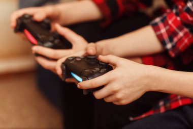 Holding holding oyun çubukları ve oyun iki erkek portre eller