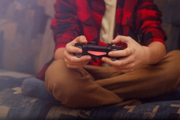 Het spelen van games concept. Jongen handen met gamepad — Stockfoto