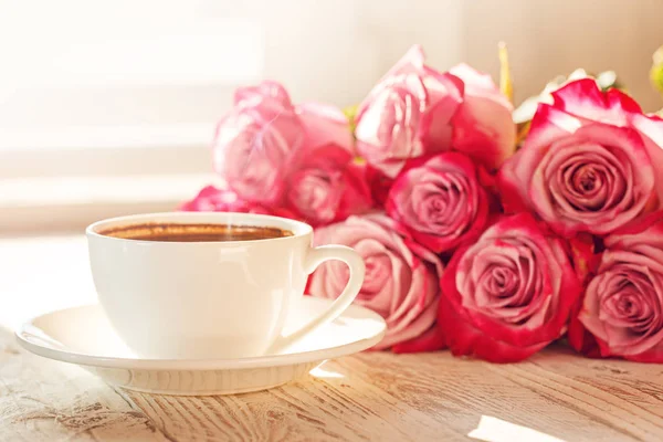 Białe filiżanka kawy dla valentine lub romantyczny rano z różami. — Zdjęcie stockowe