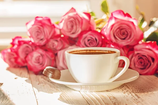 Białe filiżanka kawy dla valentine lub romantyczny rano z różami — Zdjęcie stockowe