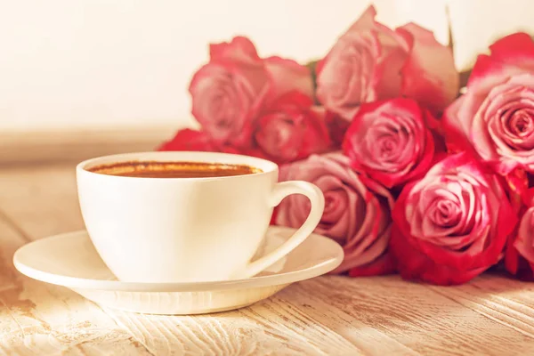 Białe filiżanka kawy dla valentine lub romantyczny rano z różami — Zdjęcie stockowe